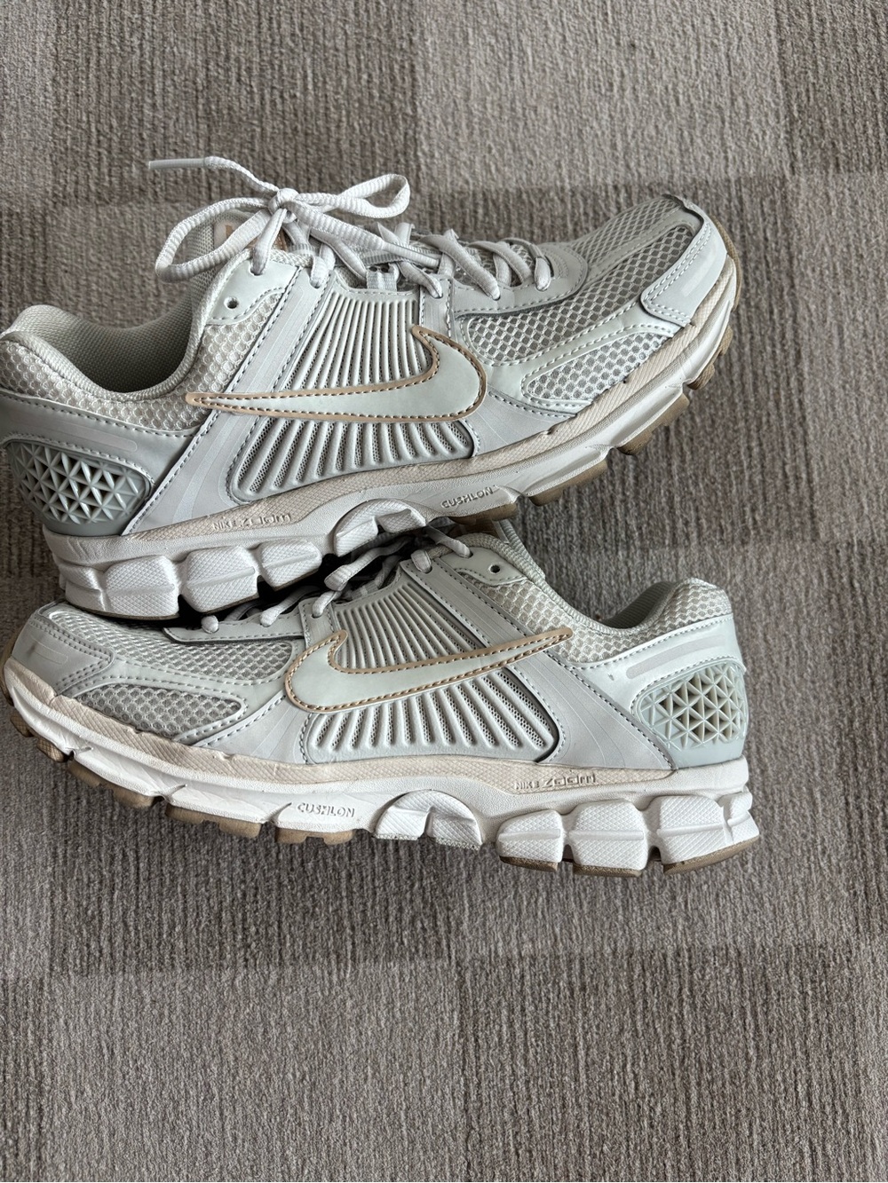 Nike Women’s Light Gray and Beige Vomero 5 sneaker